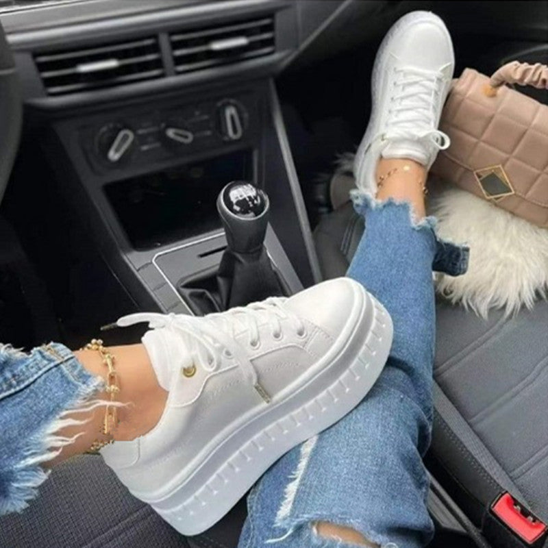 Vielseitiger Damen Plateau Sneaker Nina. Stilvoller Luxus-Schuh für Damen mit bequemer Sohle. Modisch & trendig.