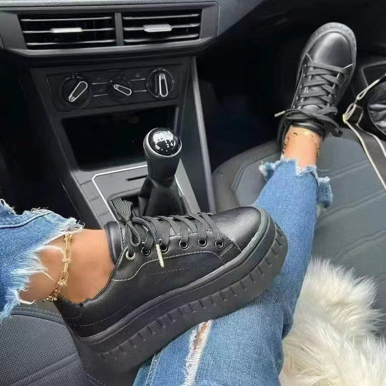Detail der Plateau Sohle des Damen Luxus Sneaker Nina. Trendige Damenschuhe mit extra Komfort und Stil.