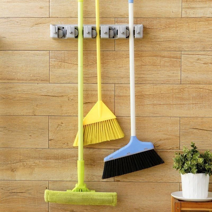 Vielseitiger Wandhalter aus Kunststoff für Besen, Mopps, Gartengeräte. Perfekt zur Organisation in Haushalt & Garten.