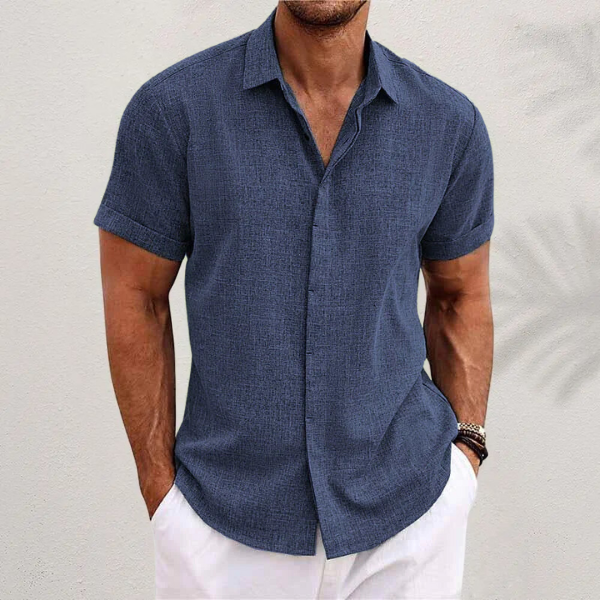 Mann trägt stilvolles Herren Kurzarm Hemd in entspannter Pose, ideal für Sommer, Freizeit & Business Casual.
