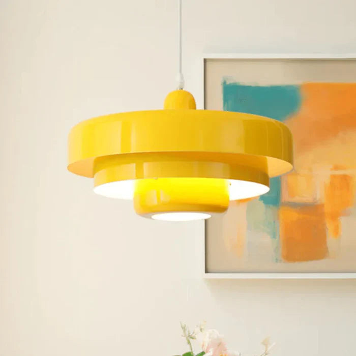 Vintage LED Lampe leuchtet warm. Pendelleuchte schafft gemütliches Ambiente Licht im Wohnzimmer.