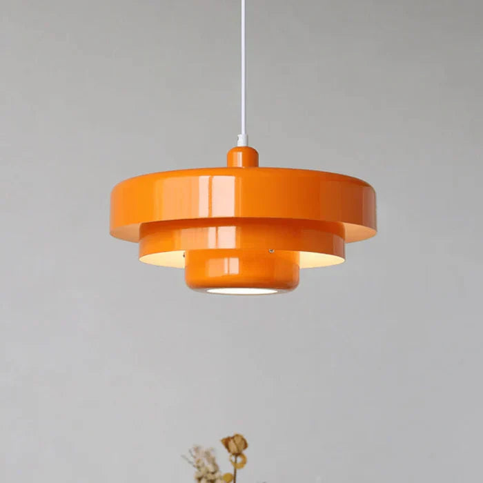 Moderne LED Beleuchtung im Vintage-Stil: Hängeleuchte TimelessGlow mit energiesparendem Retro-Design.