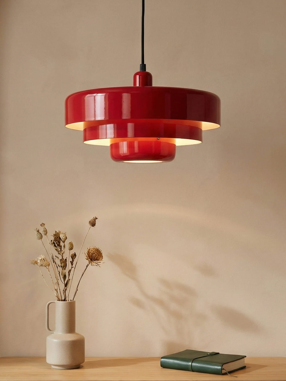Elegante Vintage Pendelleuchte aus Metall mit sparsamer LED-Beleuchtung, farbiges Design.
