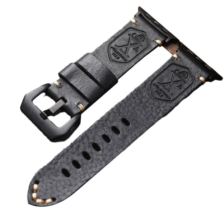 Apple Watch mit handgefertigtem Vintage Lederarmband am Handgelenk, zeigt komfortablen Sitz und stilvollen Look.