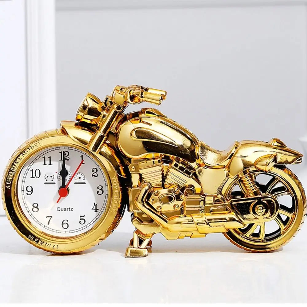 Detailansicht der Vintage Motorraduhr, analoger Wecker mit klassischem Zifferblatt, perfektes Wohnaccessoire.