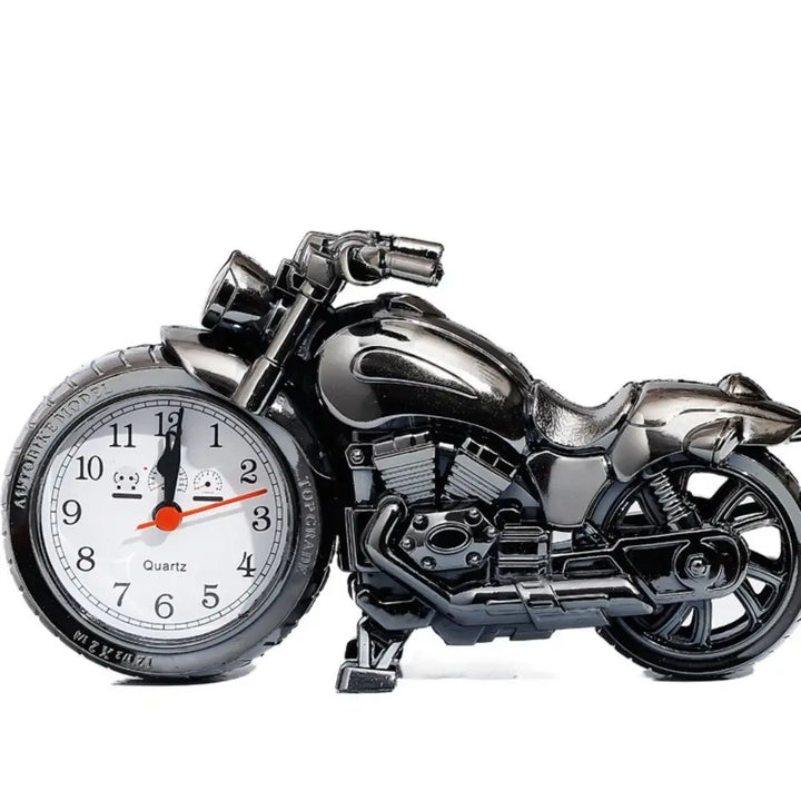 Nahaufnahme des Zifferblatts der Vintage Motorrad Nachttischuhr, klar ablesbarer analoger Wecker.