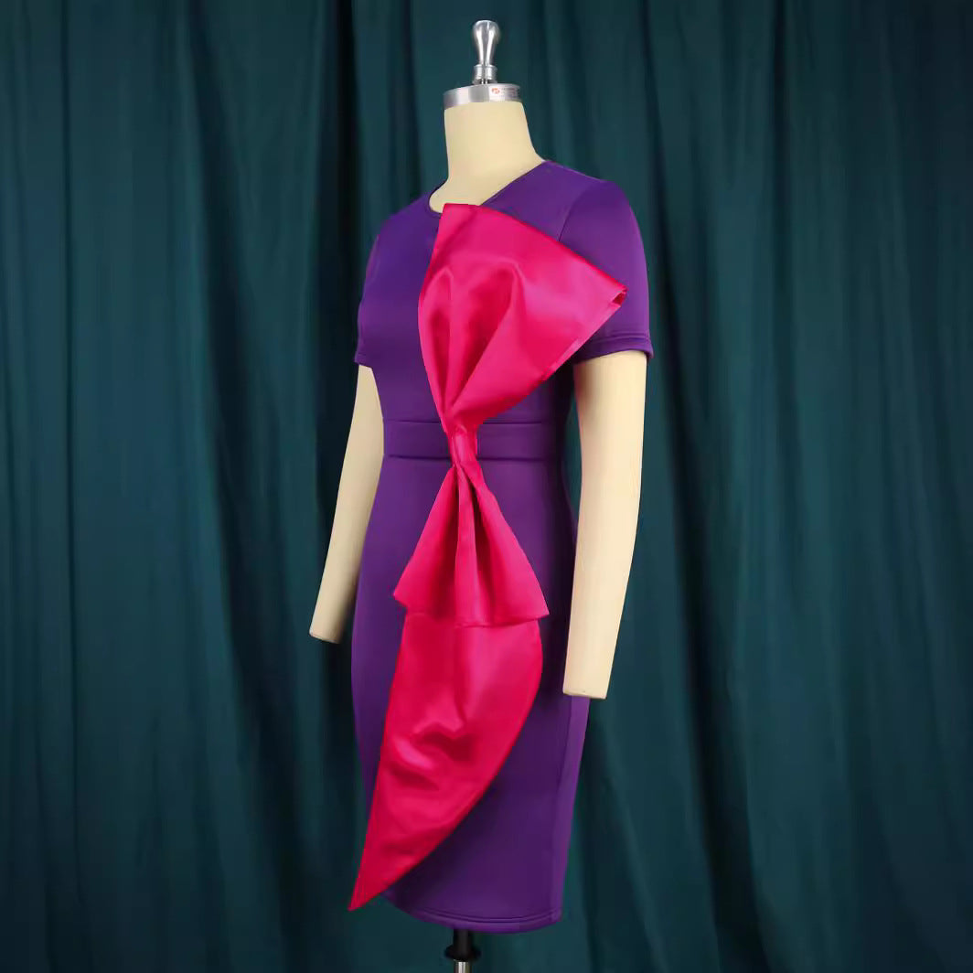 Modisches Damen Etuikleid in Violett mit stilvollen Rüschen. Ein schmeichelhaftes Cocktail- und Partykleid.