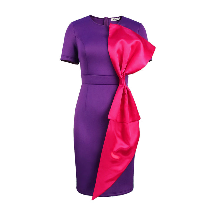 Schickes violettes Etuikleid für Damen. Figurbetonter Schnitt und zarte Rüschen machen es zum idealen Abendkleid.