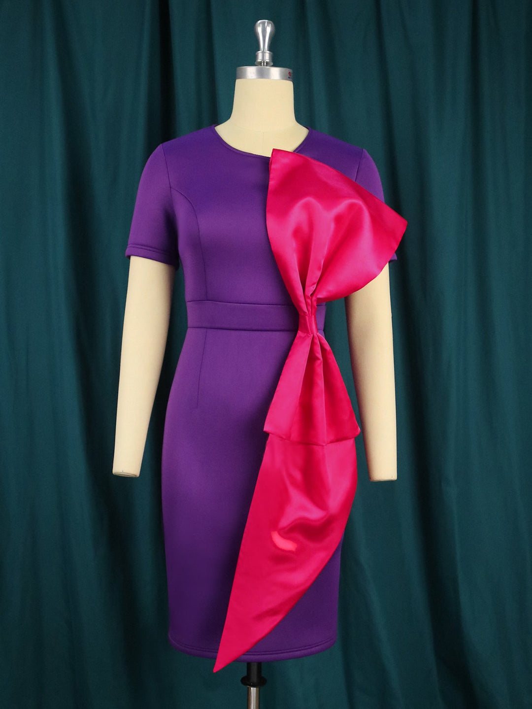 Elegantes violettes Damen Etuikleid mit Rüschen und tailliertem Schnitt. Ideal als Festkleid oder für Partys.