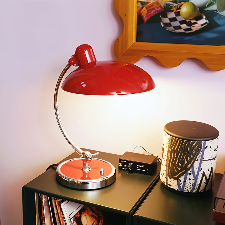 Detailansicht der verstellbaren Virella Metalllampe, hochwertige Vintage Schreibtischlampe mit E27 Fassung.