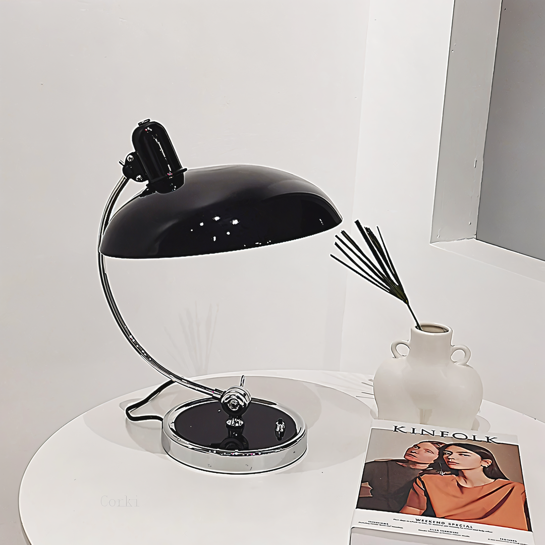 Zeitlose Virella Vintage Schreibtischlampe, klassisches Design für eine elegante Bürobeleuchtung.