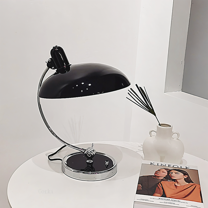 Zeitlose Virella Vintage Schreibtischlampe, klassisches Design für eine elegante Bürobeleuchtung.