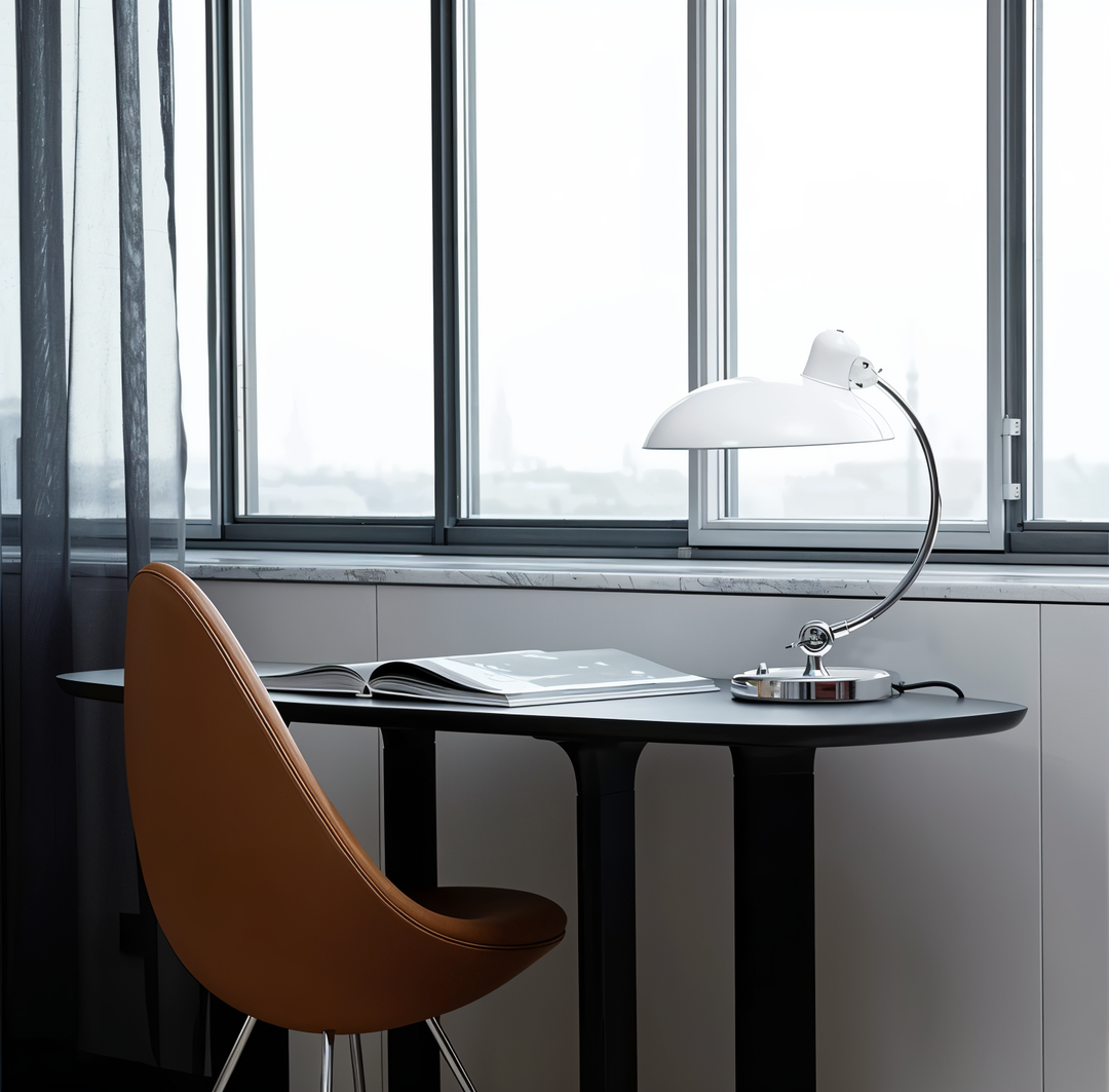 Virella verstellbare Retro-Schreibtischlampe auf Holzschreibtisch, stimmungsvolle Beleuchtung für Arbeitszimmer.