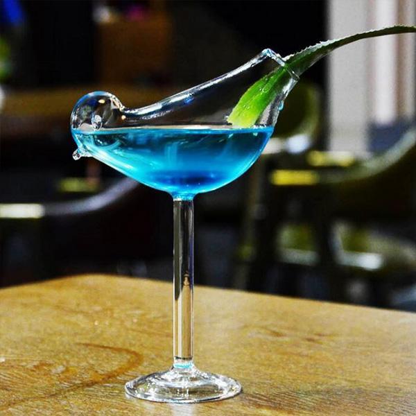 Elegant geschwungenes Vogel-Trinkglas, ideal für besondere Cocktails und stilvolle Getränke.