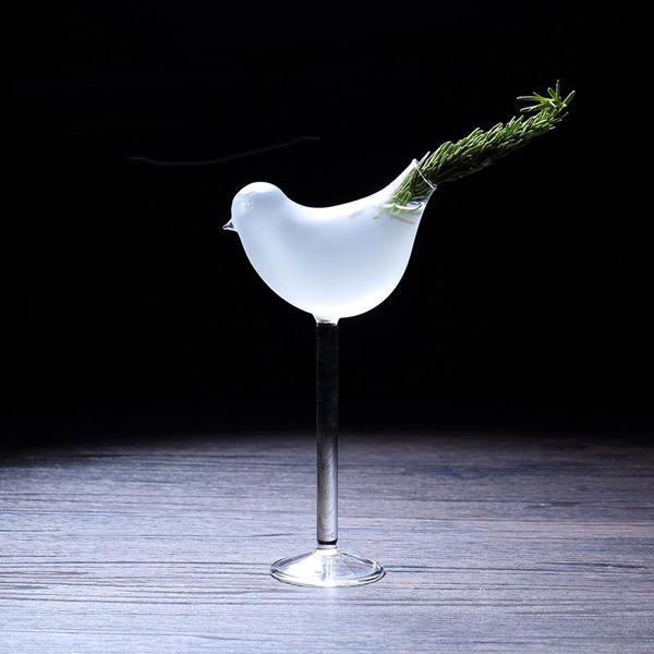Charmantes Vogelglas als Cocktailglas, gefertigt aus klarem Borosilikatglas für puren Genuss.