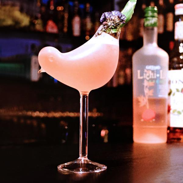 Exklusives Vogelglas in klarer Form, ideal als Cocktailglas oder besondere Geschenkidee.