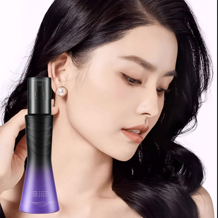 Frau sprüht Volumenspray auf den Haaransatz. Für Fülle, natürliches Volumen & leichtes Haarstyling.