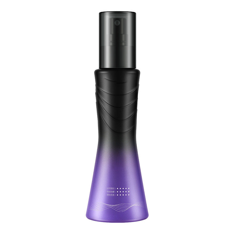 Modell mit voluminösem Haar dank Volumenspray. Sofortiger Ansatzlift & natürliches, fülliges Styling.