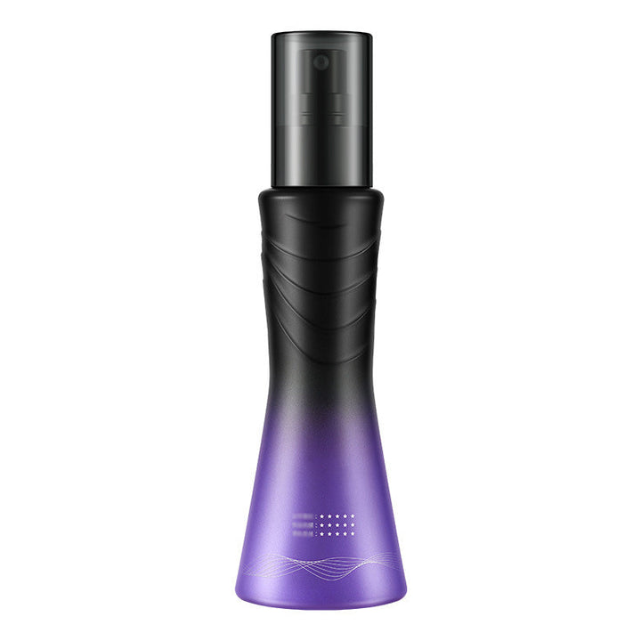 Modell mit voluminösem Haar dank Volumenspray. Sofortiger Ansatzlift & natürliches, fülliges Styling.