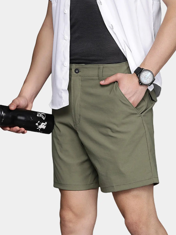 Mann trägt modische Herren Chino-Shorts beim Spaziergang – ideal für Sommerurlaub und Freizeit.