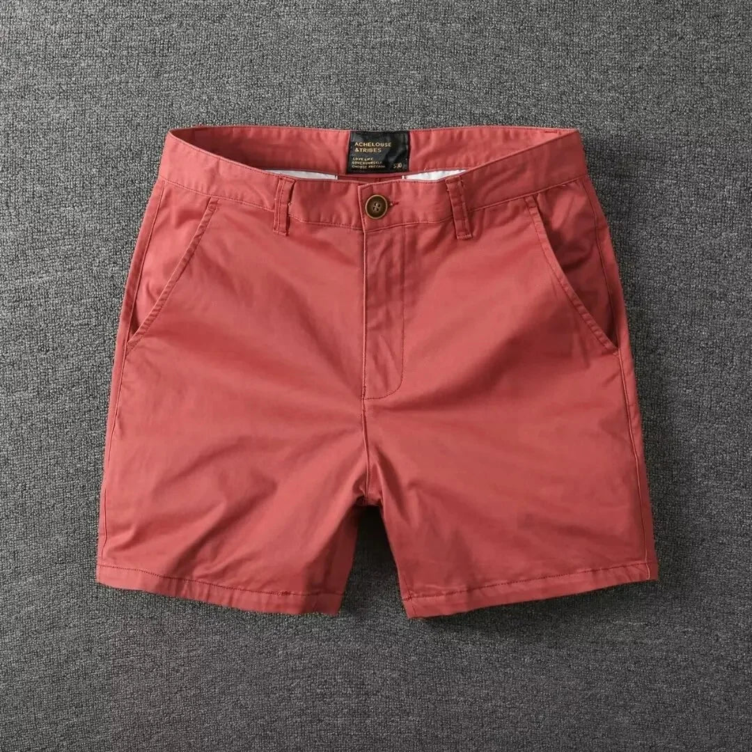 Rückansicht der vielseitigen Herren Chino-Shorts, ein Muss für entspannte und stilvolle Sommerlooks.