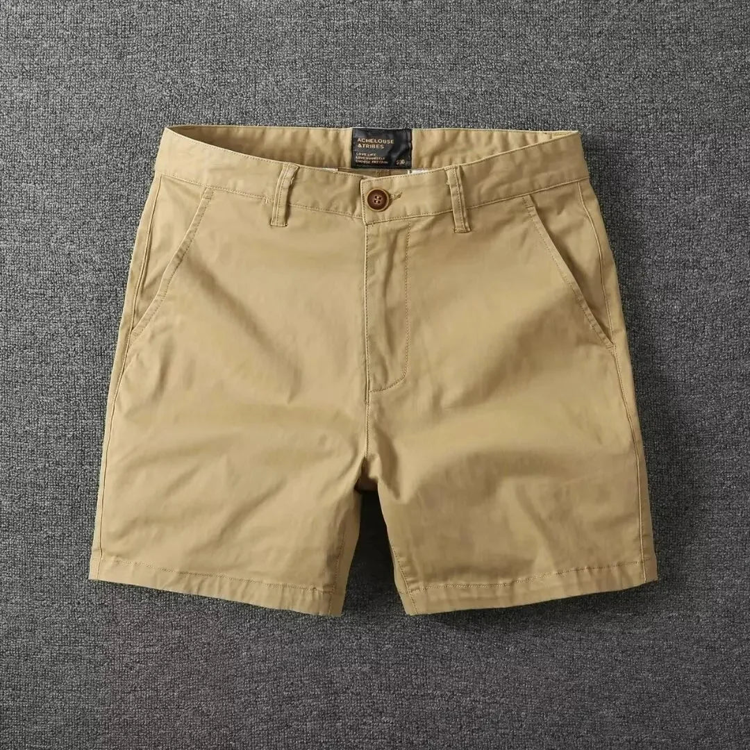 Herren Chino-Shorts mit praktischen Taschen und Knopfverschluss, ideal für sommerliche Aktivitäten.