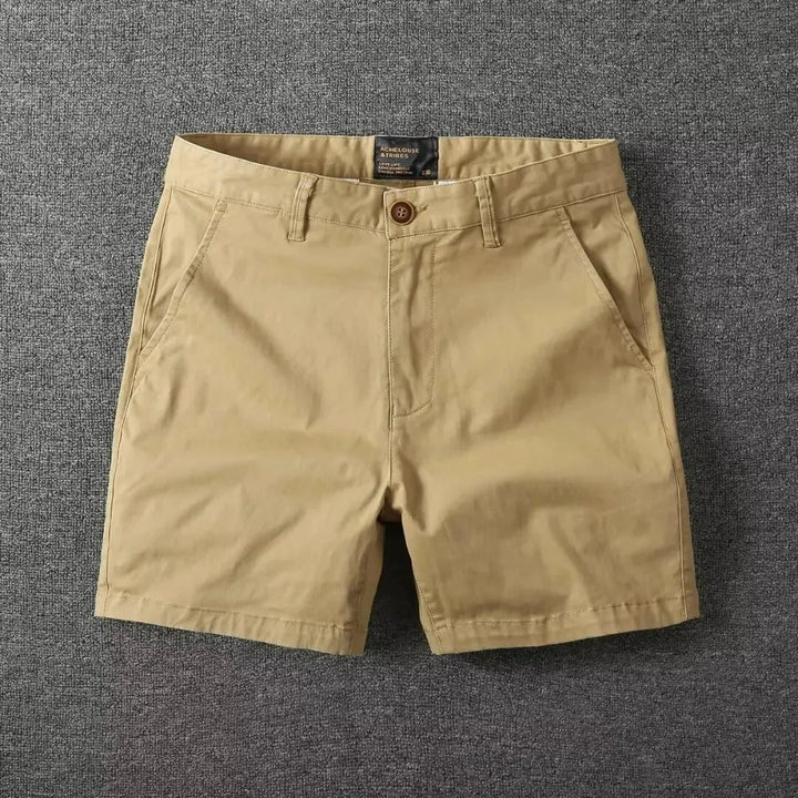 Herren Chino-Shorts mit praktischen Taschen und Knopfverschluss, ideal für sommerliche Aktivitäten.
