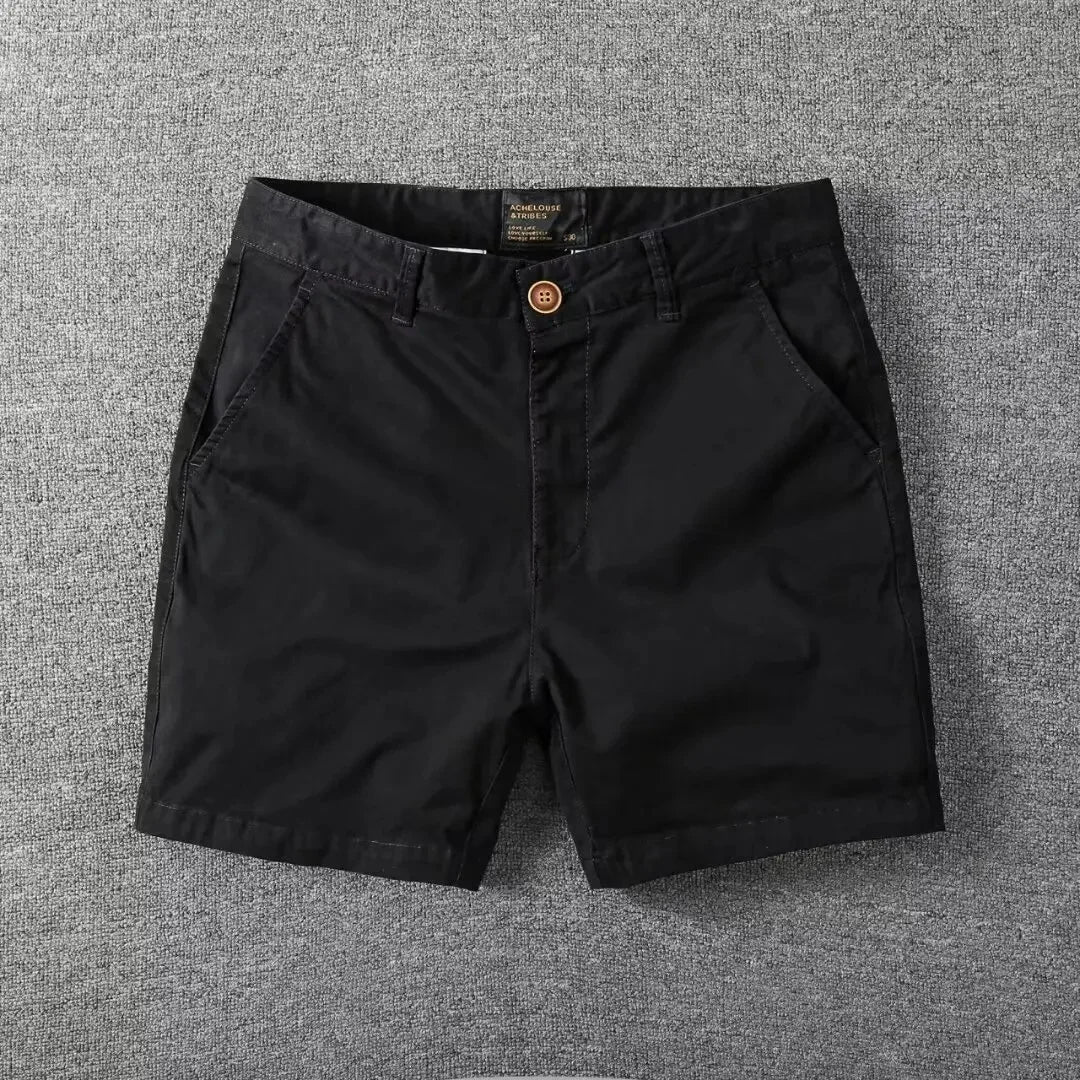 Nahaufnahme des Bundes der Herren Chino-Shorts, mit Gürtelschlaufen für individuellen Sommer-Stil.