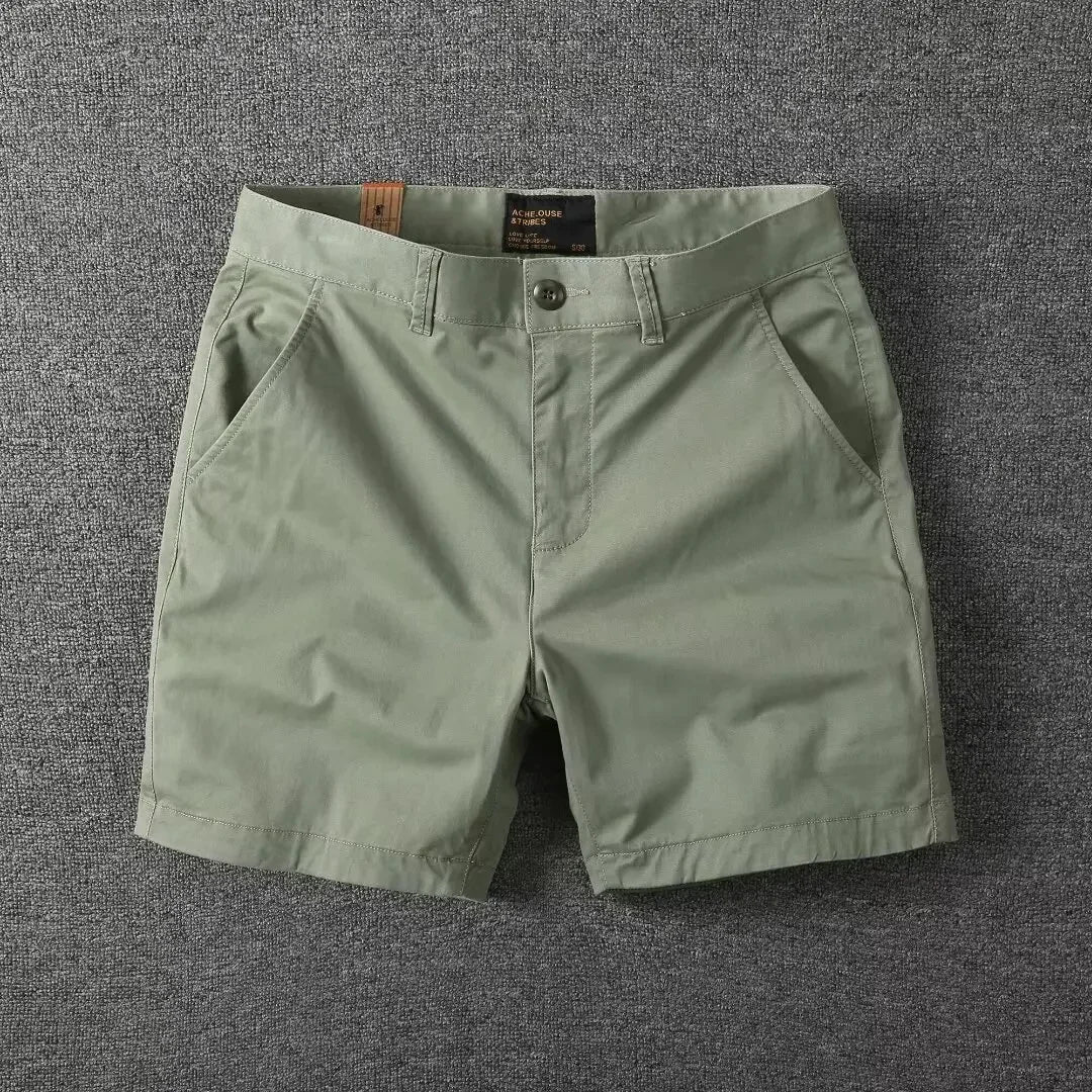 Herren Chino-Shorts in klassischer Farbe, stilvoll und bequem für jeden Sommer-Anlass und Urlaub.