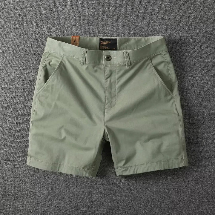 Herren Chino-Shorts in klassischer Farbe, stilvoll und bequem für jeden Sommer-Anlass und Urlaub.