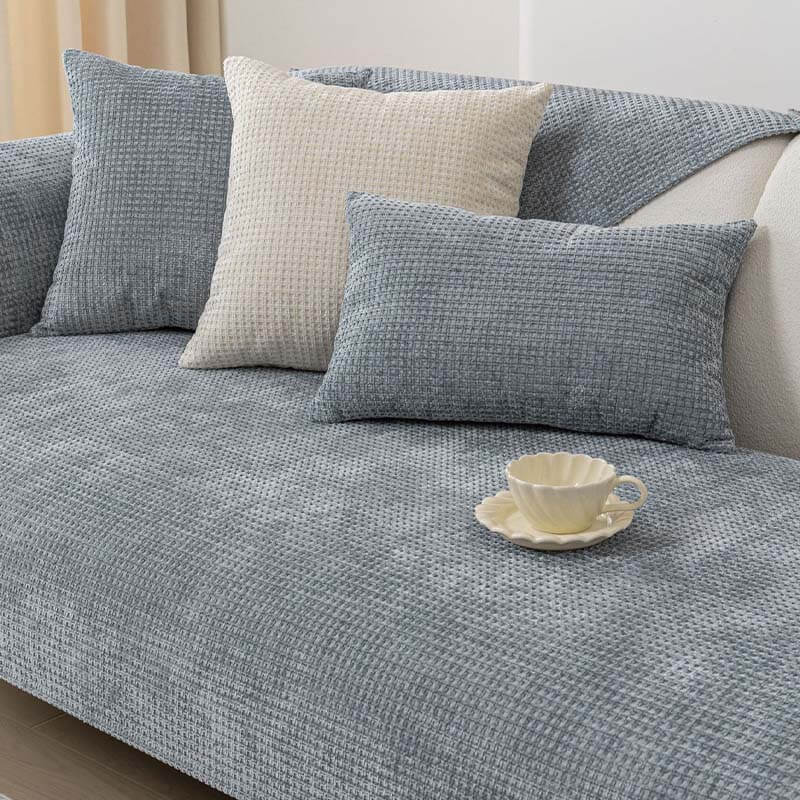 Flexibler Chenille-Waffelstoff-Couchbezug, dekorativ und schützend als Sofapad im Wohnzimmer.