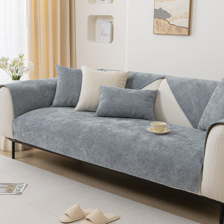Rutschfester Sofaschutz aus Chenille-Waffelstoff für langlebigen Möbelschutz im Wohnzimmer.