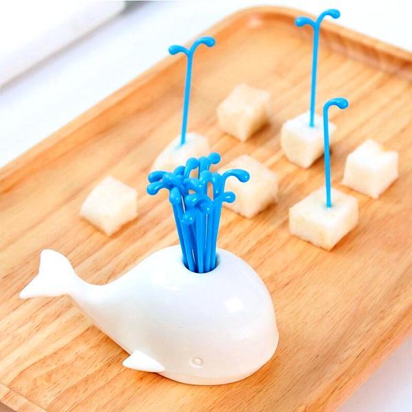 Wal Party-Picks-Set mit weißem Beluga für Snacks. Elegante, wiederverwendbare Snack-Spieße für Meeres-Party-Deko.