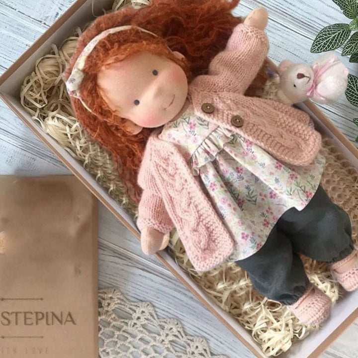 Handgemachte Stoffpuppe, Waldorf-Art, nachhaltiges Kinderspielzeug aus Naturmaterialien für alle Jahreszeiten.
