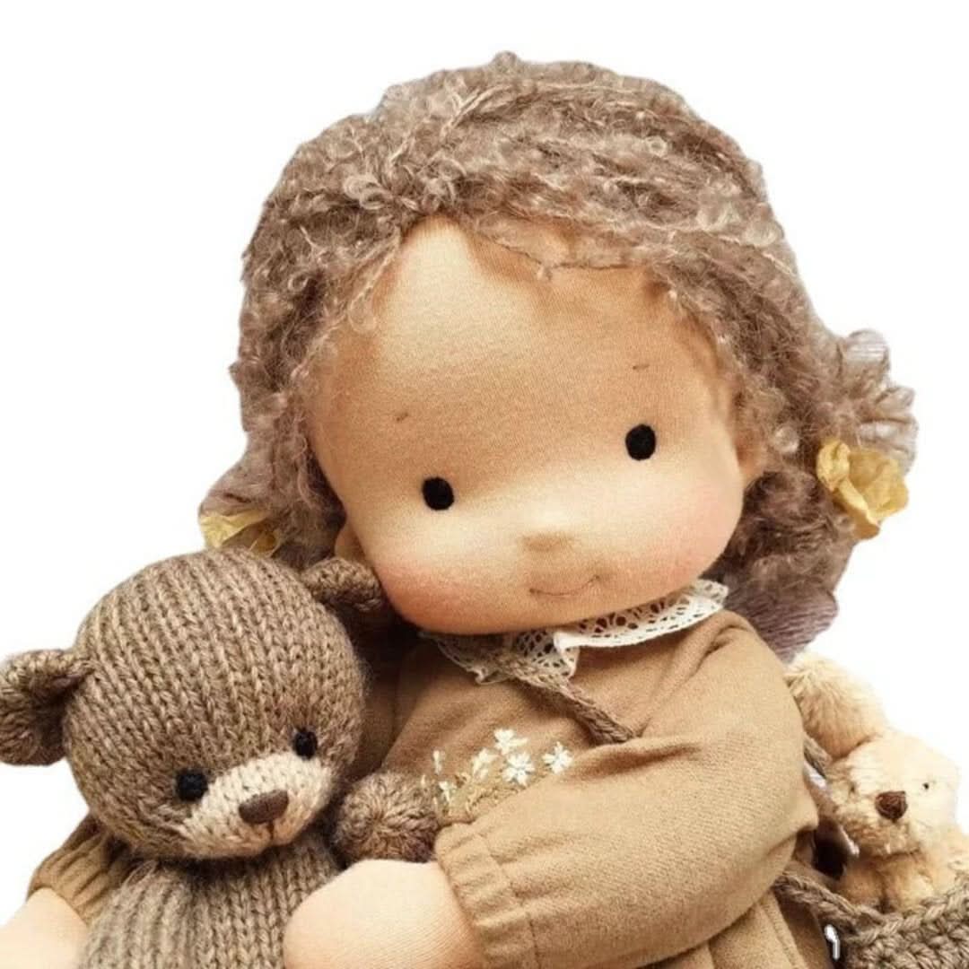 Nahaufnahme: Waldorfpuppen-Kleidung, handgefertigt, Naturmaterialien, detailliertes Kinderspielzeug.