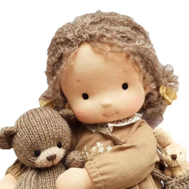 Nahaufnahme: Waldorfpuppen-Kleidung, handgefertigt, Naturmaterialien, detailliertes Kinderspielzeug.