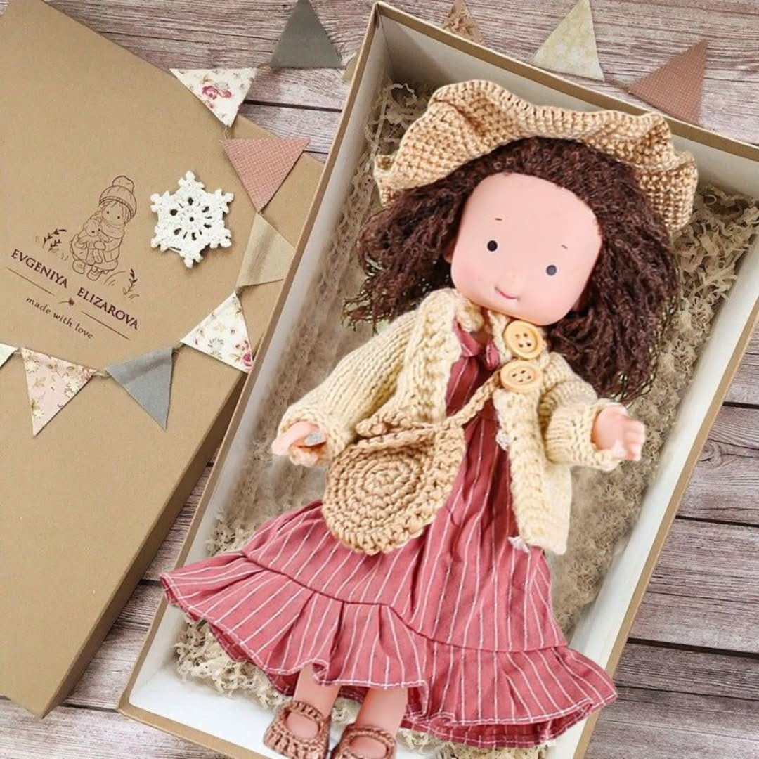 Waldorfpuppe auf einer Decke liegend, handgefertigte Stoffpuppe, gemütliches Kinderspielzeug aus Naturfasern.