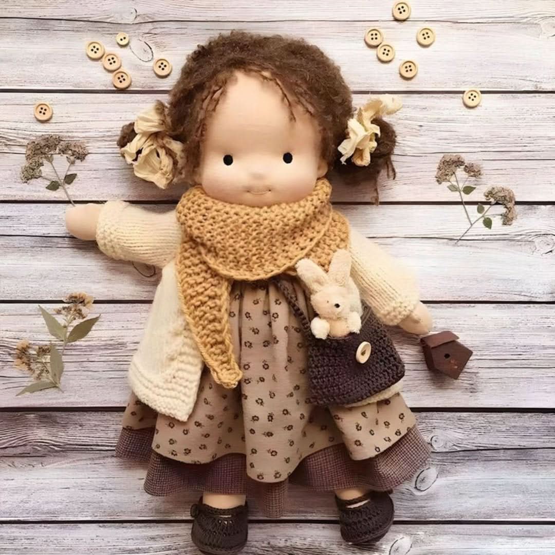 Liebevoll handgefertigte Stoffpuppe für Kinder, sicheres Spielzeug aus Naturmaterialien, fördert Entwicklung.