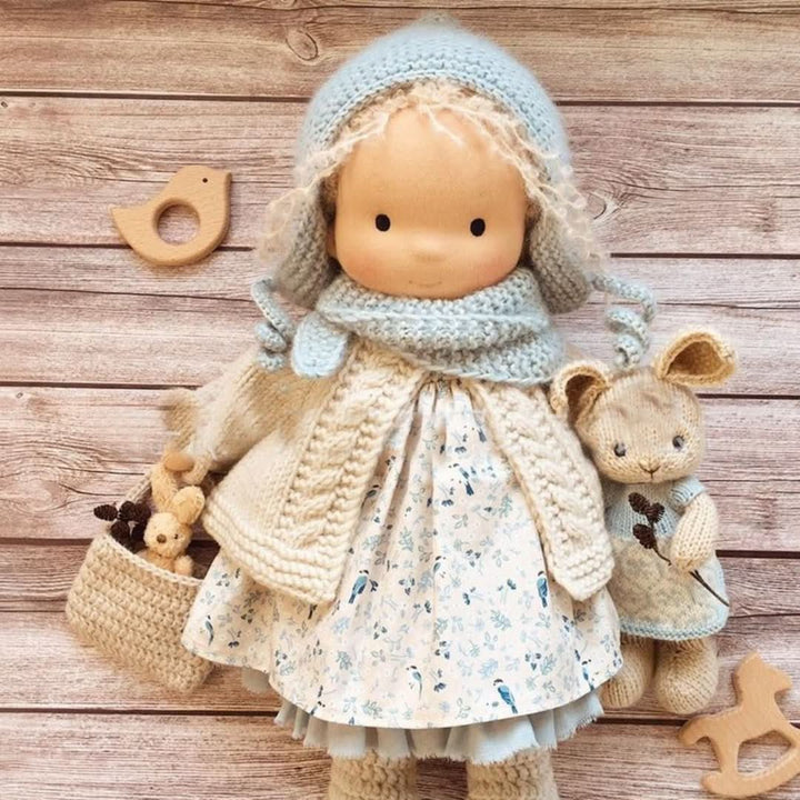 Handgemachte Waldorfpuppe in hellem Outfit, nachhaltiges Kinderspielzeug für fantasievolles Rollenspiel.