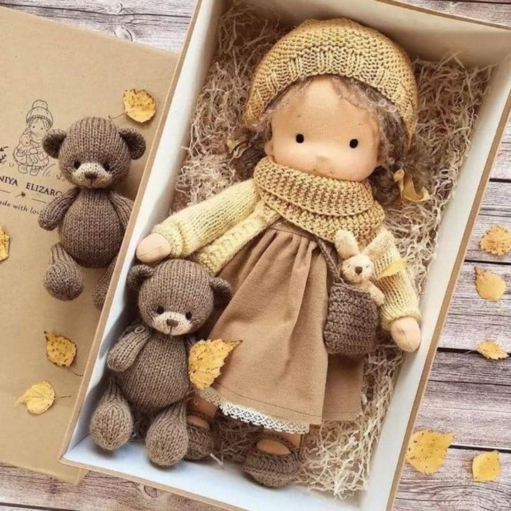 Waldorfpuppe sitzt auf Holzboden, weiche Stoffpuppe, handgefertigt, perfektes Weihnachtsgeschenk für Kinder.