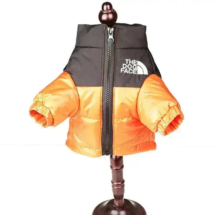 Ergonomisch geformte Hunde-Winterjacke. Bietet Bewegungsfreiheit & warmen Kälteschutz für Vierbeiner.