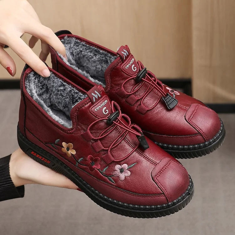 Orthopädische Damen Winterstiefel (Schwarz/Rot) mit rutschfester Sohle. Bequeme Wintermode für kalte Tage & Alltagsschuhe.