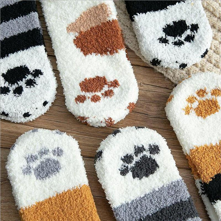 Kuschelige Katzenkrallen Socken: warme Haussocken und Schlafsocken. Weiche Wintermode für kalte Tage.
