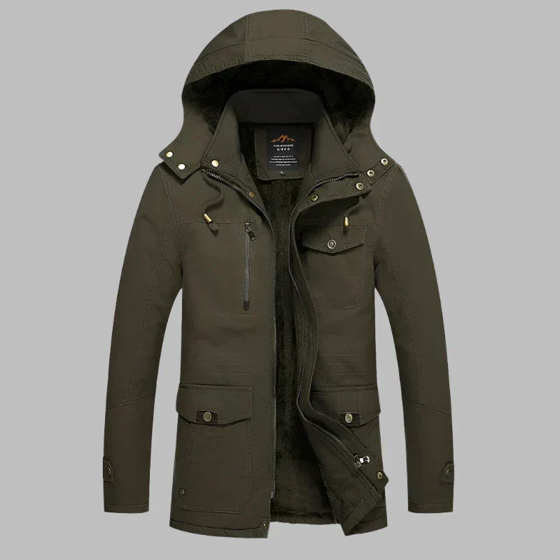 Herren in warmer, wasserdichter ArcticShield Winterjacke. Ideale Outdoorjacke für Komfort & Schutz bei Kälte.