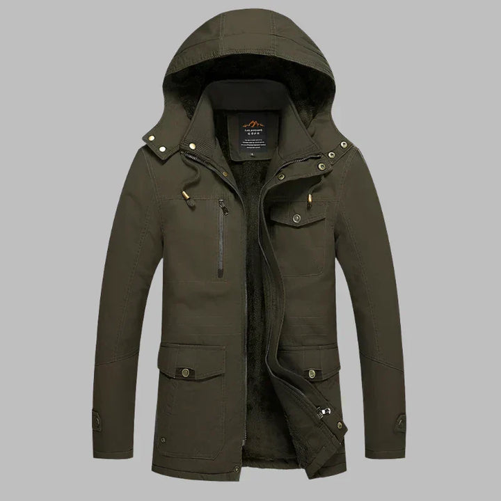 Herren in warmer, wasserdichter ArcticShield Winterjacke. Ideale Outdoorjacke für Komfort & Schutz bei Kälte.