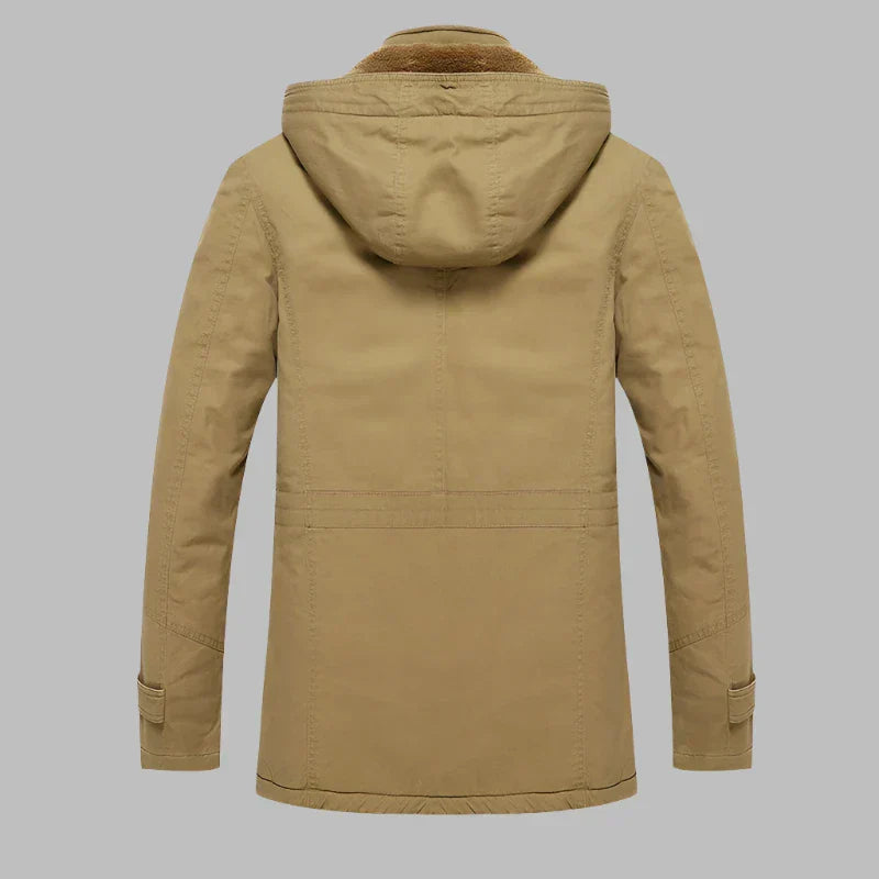 Rückenansicht der ArcticShield Herren Winterjacke mit warmer Kapuze. Wasserdichte Parka für Herrenmode im Winter.