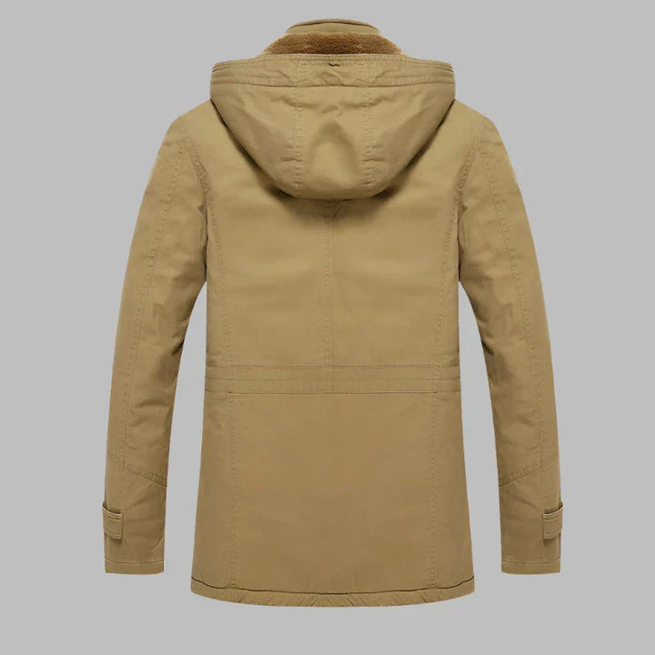 Rückenansicht der ArcticShield Herren Winterjacke mit warmer Kapuze. Wasserdichte Parka für Herrenmode im Winter.