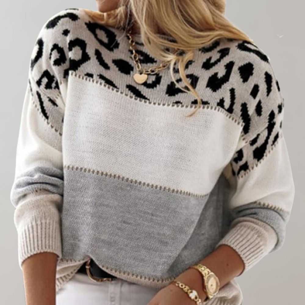 Kuscheliger Damenpullover mit modischem Pantherprint. Warmer Langarm-Pulli in Grau und Rosa für kalte Tage.
