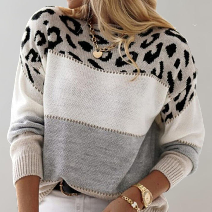 Kuscheliger Damenpullover mit modischem Pantherprint. Warmer Langarm-Pulli in Grau und Rosa für kalte Tage.