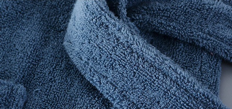 Luxuriöser WarmthMax Bademantel: Extra warmer Herren Morgenmantel, perfekt für Entspannung nach dem Bad.